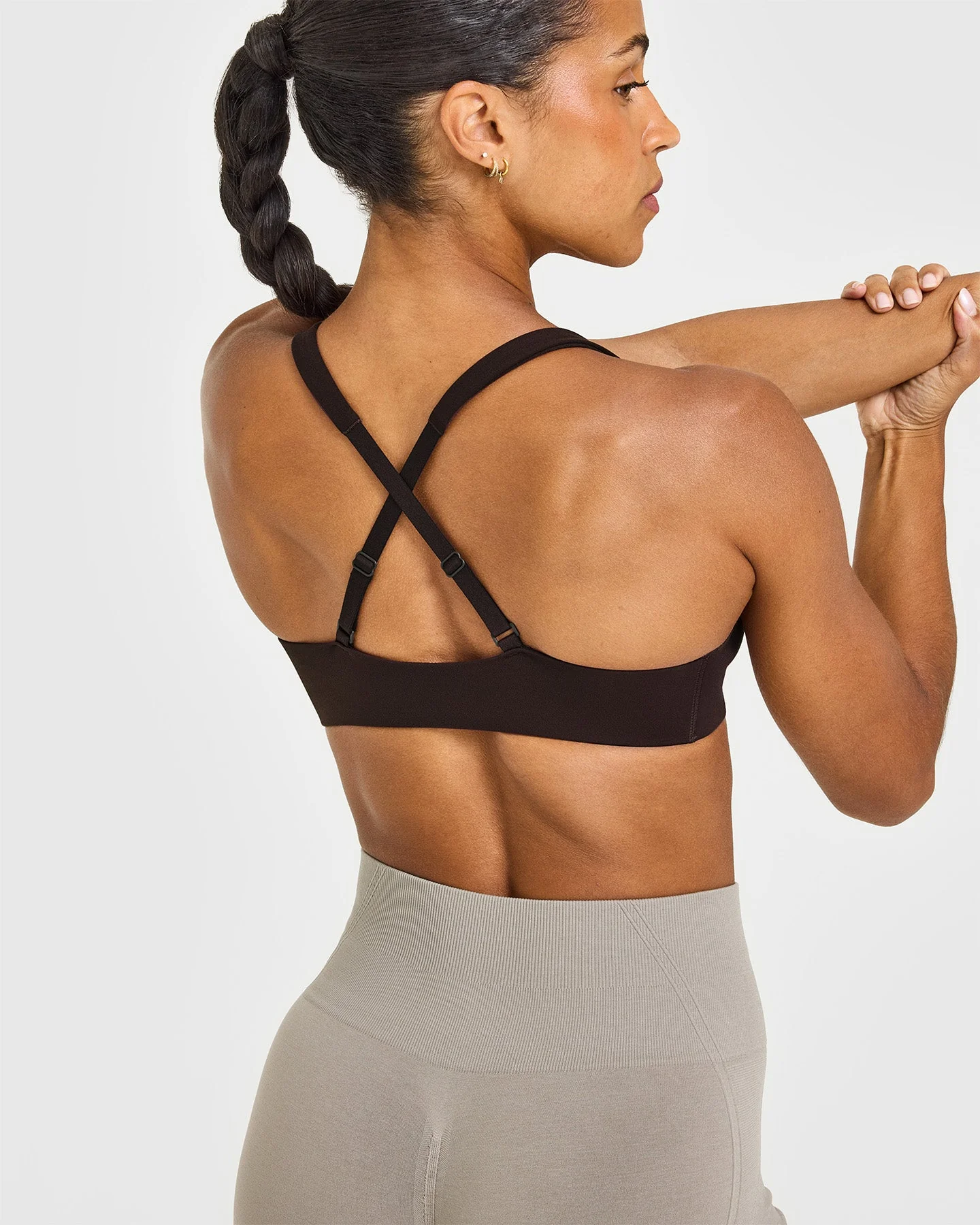 EasyLift™ Cross Back Sports Bra with White Logo | 70% Cocoa - Image 4