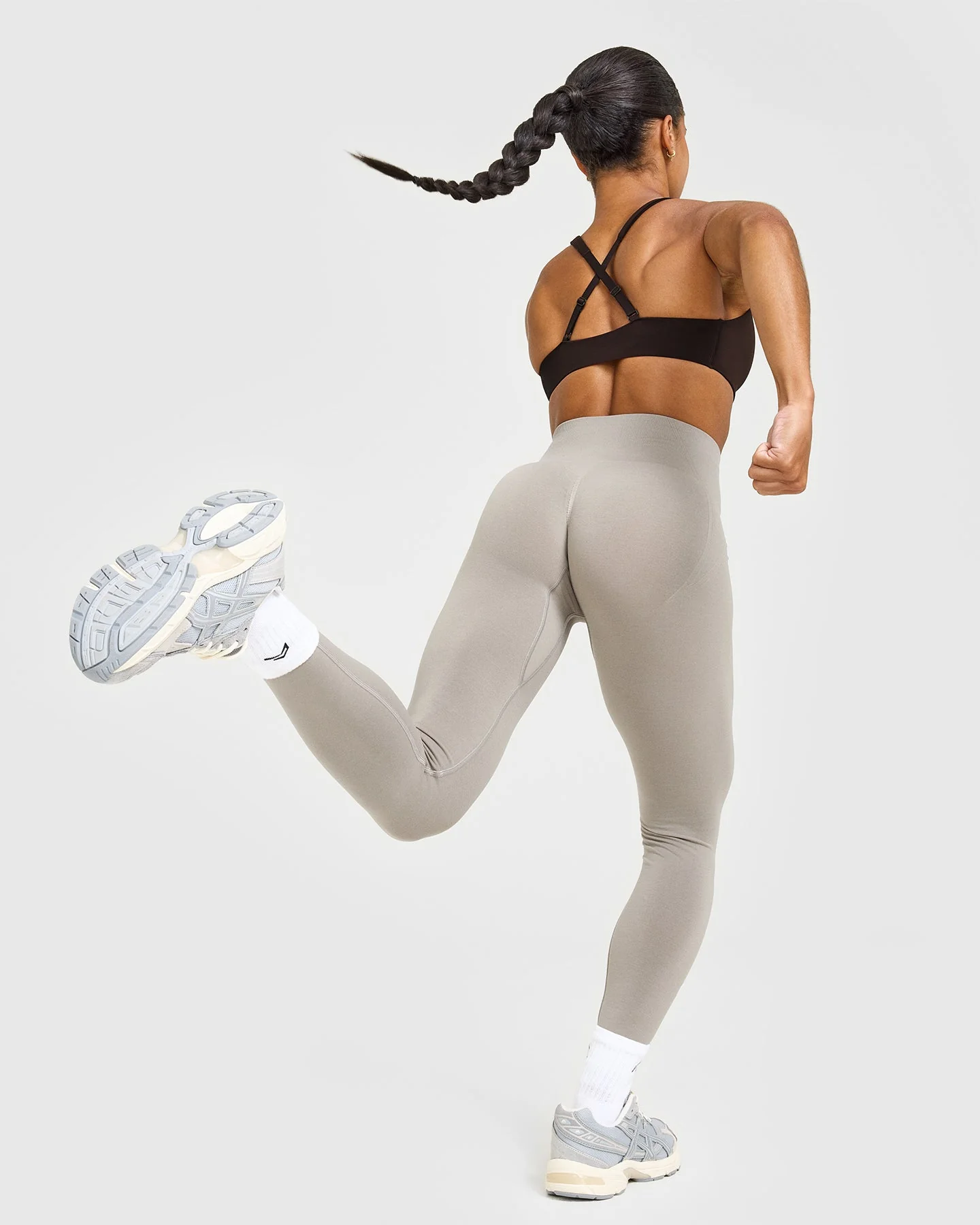 EasyLift™ Cross Back Sports Bra with White Logo | 70% Cocoa - Image 6