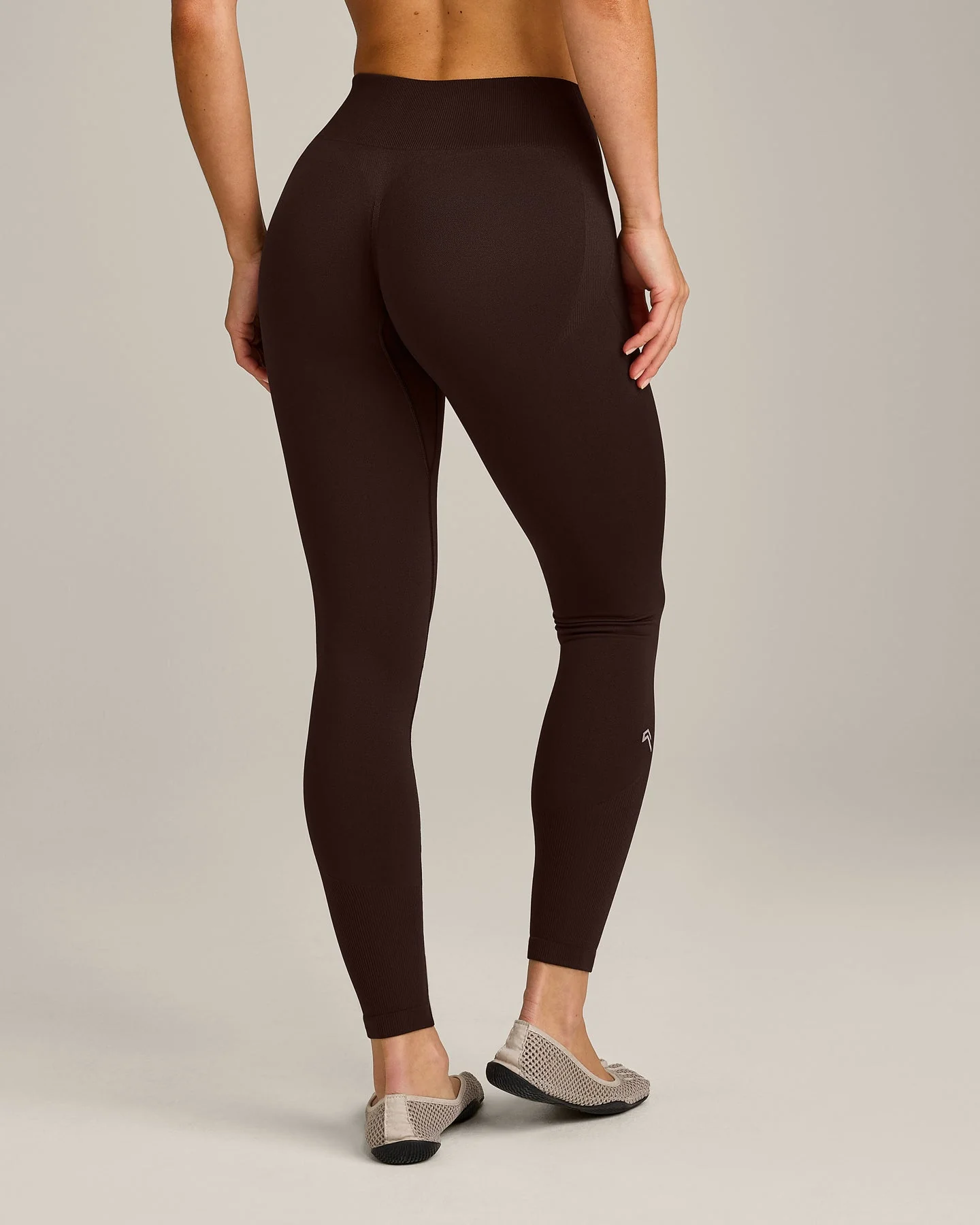 EnhanceLift™ Seamless Leggings with Grey Logo | 70% Cocoa